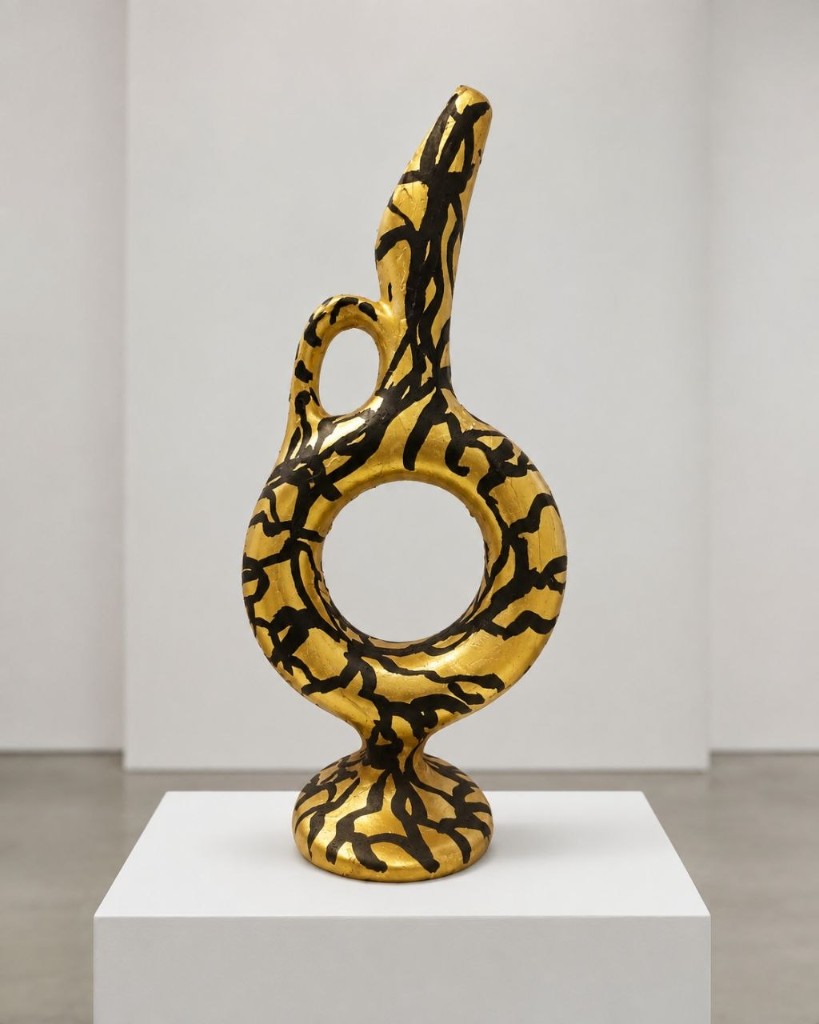 Céramique de Gülen Y. sur piédestal en galerie — photo Djan Studio